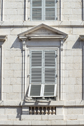 Fenêtre centrale du premier étage. © Région Bourgogne-Franche-Comté, Inventaire du patrimoine Fenêtre centrale du premier étage. © Région Bourgogne-Franche-Comté, Inventaire du patrimoine