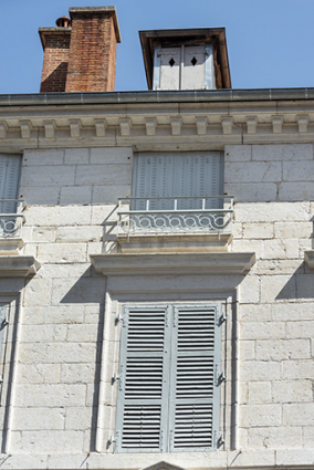 Façade antérieure. Fenêtres des étages supérieurs. © Région Bourgogne-Franche-Comté, Inventaire du patrimoine Façade antérieure. Fenêtres des étages supérieurs. © Région Bourgogne-Franche-Comté, Inventaire du patrimoine