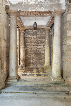 Rez-de-chaussée de l'allée cochère. Vestibule de la cage d'escalier. © Région Bourgogne-Franche-Comté, Inventaire du patrimoine Rez-de-chaussée de l'allée cochère. Vestibule de la cage d'escalier. © Région Bourgogne-Franche-Comté, Inventaire du patrimoine