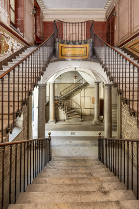 Escalier d'accès à l'étage noble. Vue axiale depuis le premier palier. © Région Bourgogne-Franche-Comté, Inventaire du patrimoine