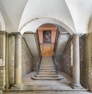 Départ de l'escalier d'honneur, depuis le passage couvert. © Région Bourgogne-Franche-Comté, Inventaire du patrimoine Départ de l'escalier d'honneur, depuis le passage couvert. © Région Bourgogne-Franche-Comté, Inventaire du patrimoine