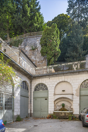 Vue d'ensemble depuis l'entrée de la cour. © Région Bourgogne-Franche-Comté, Inventaire du patrimoine Vue d'ensemble depuis l'entrée de la cour. © Région Bourgogne-Franche-Comté, Inventaire du patrimoine