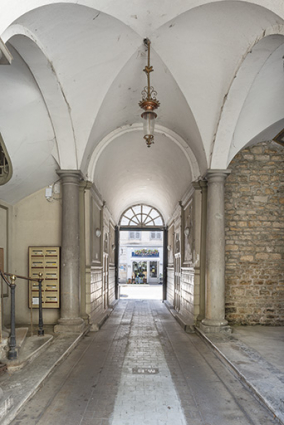Vue du passage couvert depuis l'entrée de la cour. © Région Bourgogne-Franche-Comté, Inventaire du patrimoine Vue du passage couvert depuis l'entrée de la cour. © Région Bourgogne-Franche-Comté, Inventaire du patrimoine