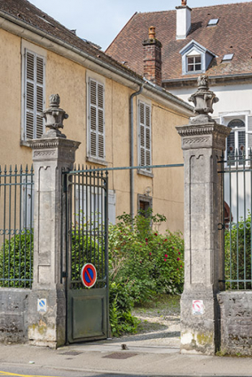 Porte d'entrée de la cour. © Région Bourgogne-Franche-Comté, Inventaire du patrimoine Porte d'entrée de la cour. © Région Bourgogne-Franche-Comté, Inventaire du patrimoine