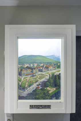 Vitrine, vue d'ensemble. © Région Bourgogne-Franche-Comté, Inventaire du patrimoine Vitrine, vue d'ensemble. © Région Bourgogne-Franche-Comté, Inventaire du patrimoine