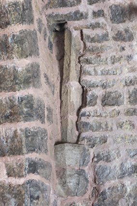 Mur ouest du puits d'Aval. Retombée d'une ogive et culot. © Région Bourgogne-Franche-Comté, Inventaire du patrimoine Mur ouest du puits d'Aval. Retombée d'une ogive et culot. © Région Bourgogne-Franche-Comté, Inventaire du patrimoine