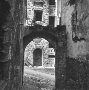 Vue depuis le couloir d'accès à la chapelle, s.d. [milieu 20e siècle]. © Région Bourgogne-Franche-Comté, Inventaire du patrimoine