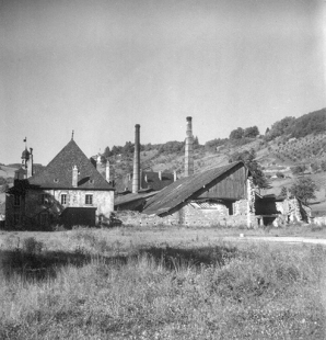 Vue des bâtiments subsistant depuis le nord, s.d. [milieu 20e siècle]. © Région Bourgogne-Franche-Comté, Inventaire du patrimoine