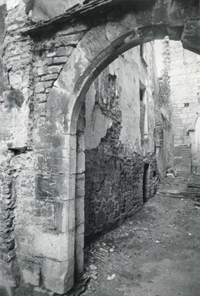 Porte du couloir d'accès à la chapelle, s.d. [vers 1970]. © Région Bourgogne-Franche-Comté, Inventaire du patrimoine