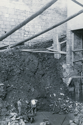 Remblai au pied du mur de l'escalier de Falletans, s.d. [vers 1958]. © Région Bourgogne-Franche-Comté, Inventaire du patrimoine