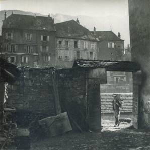 M. Rolier en tenue de vendangeur, depuis la cour de la maison, photogr. Georges Chenu, s.d. [milieu 20e siècle]. © Région Bourgogne-Franche-Comté, Inventaire du patrimoine