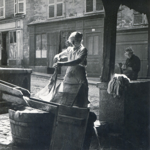 Scène de lessive au lavoir, s.d. [années 1960 ?].  © Région Bourgogne-Franche-Comté, Inventaire du patrimoine