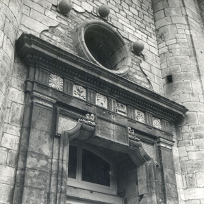 Porte de la chapelle. Détail de la partie supérieure, s.d. [vers 1970]. © Région Bourgogne-Franche-Comté, Inventaire du patrimoine