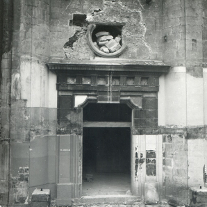 Porte de la chapelle avant restauration, s.d. [vers 1955]. © Région Bourgogne-Franche-Comté, Inventaire du patrimoine