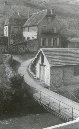 Vue d'ensemble depuis le sud-est, photogr. Georges Chenu, s.d. [milieu 20e siècle]. © Région Bourgogne-Franche-Comté, Inventaire du patrimoine