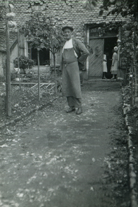 Homme en tenue de vendangeur devant la maison, photogr., s.n., s.d. [première moitié 20e siècle]. © Région Bourgogne-Franche-Comté, Inventaire du patrimoine