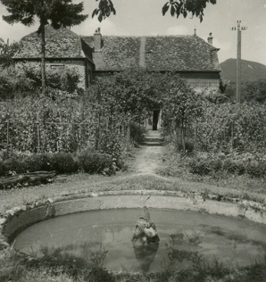 La maison vue depuis le jardin, au sud, photogr. Georges Chenu, s.d. [milieu 20e siècle].  © Région Bourgogne-Franche-Comté, Inventaire du patrimoine