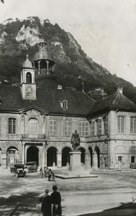Place de l'hôtel de ville, s.d. [début 20e siècle]. © Région Bourgogne-Franche-Comté, Inventaire du patrimoine