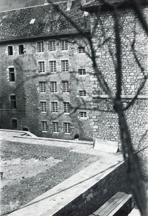 Façade sur la cour, vue de trois quarts, s.d. [milieu 20e siècle]. © Région Bourgogne-Franche-Comté, Inventaire du patrimoine