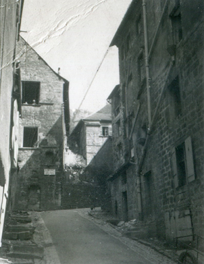 Vue depuis le bas de la rue du Temple (façade à droite), s.d. [vers 1955]. © Région Bourgogne-Franche-Comté, Inventaire du patrimoine