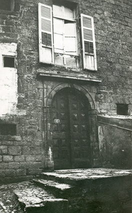 Porte du bâtiment sur rue (façade nord), s.d. [vers 1955].  © Région Bourgogne-Franche-Comté, Inventaire du patrimoine