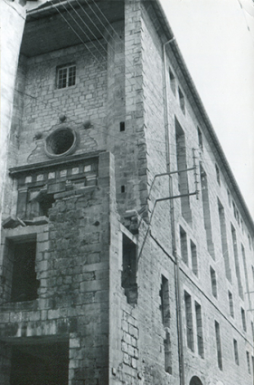 Bâtiment sur rue en cours de réhabilitation, s.d. [vers 1955]. © Région Bourgogne-Franche-Comté, Inventaire du patrimoine