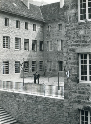 Vue sur la cour supérieure depuis le nord, s.d. [vers 1961]. © Région Bourgogne-Franche-Comté, Inventaire du patrimoine