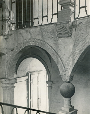 Escalier dit " aux boules de pierre ". Détail, s.d. [vers 1970]. © Région Bourgogne-Franche-Comté, Inventaire du patrimoine