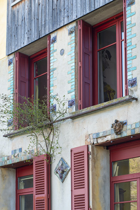 Mur pignon du logement sud. Détail du décor des baies. © Région Bourgogne-Franche-Comté, Inventaire du patrimoine