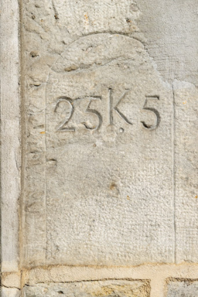 Borne gravée (25K5) à droite de la porte cochère. © Région Bourgogne-Franche-Comté, Inventaire du patrimoine