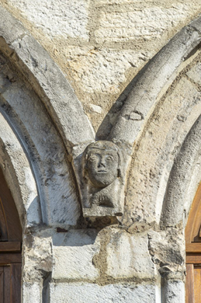 Façade antérieure. Tête sculptée à la retombée des arcs des deux premières baies. © Région Bourgogne-Franche-Comté, Inventaire du patrimoine Façade antérieure. Tête sculptée à la retombée des arcs des deux premières baies. © Région Bourgogne-Franche-Comté, Inventaire du patrimoine