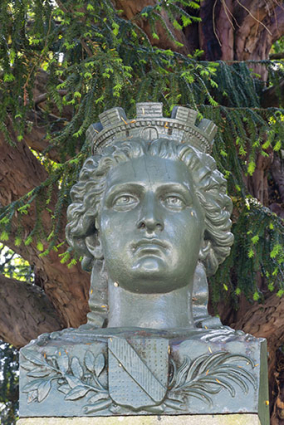 Buste couronnant le monument. © Région Bourgogne-Franche-Comté, Inventaire du patrimoine