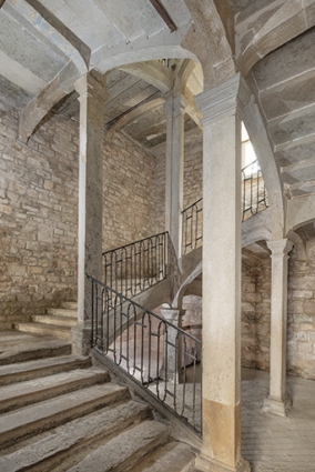 Escalier dit "aux boules de pierre". La cage vue depuis le rez-de-chaussée. © Région Bourgogne-Franche-Comté, Inventaire du patrimoine Escalier dit "aux boules de pierre". La cage vue depuis le rez-de-chaussée. © Région Bourgogne-Franche-Comté, Inventaire du patrimoine