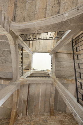 Escalier dit "aux boules de pierre". Jour central depuis le rez-de-chaussée. © Région Bourgogne-Franche-Comté, Inventaire du patrimoine Escalier dit "aux boules de pierre". Jour central depuis le rez-de-chaussée. © Région Bourgogne-Franche-Comté, Inventaire du patrimoine