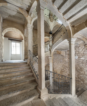 Escalier dit "aux boules de pierre". Vue depuis le troisième palier. © Région Bourgogne-Franche-Comté, Inventaire du patrimoine Escalier dit "aux boules de pierre". Vue depuis le troisième palier. © Région Bourgogne-Franche-Comté, Inventaire du patrimoine