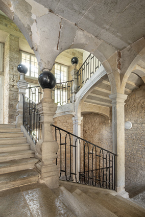 Escalier dit "aux boules de pierre". Vue de la cage depuis le premier palier du premier étage. © Région Bourgogne-Franche-Comté, Inventaire du patrimoine Escalier dit "aux boules de pierre". Vue de la cage depuis le premier palier du premier étage. © Région Bourgogne-Franche-Comté, Inventaire du patrimoine
