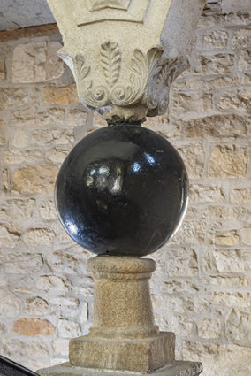 Premier étage de l'escalier dit "aux boules de pierre". Détail de la retombée d'un arc sur la sphère noire.  © Région Bourgogne-Franche-Comté, Inventaire du patrimoine