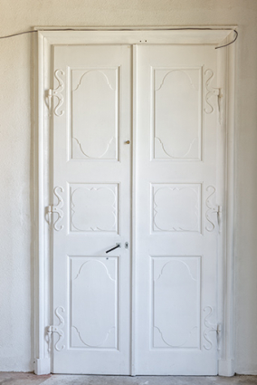 Escalier dit "aux boules de pierre". Second étage : porte d'accès au couloir des cellules. © Région Bourgogne-Franche-Comté, Inventaire du patrimoine Escalier dit "aux boules de pierre". Second étage : porte d'accès au couloir des cellules. © Région Bourgogne-Franche-Comté, Inventaire du patrimoine