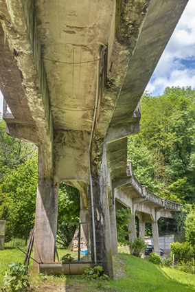 Vue prise sous le pont, depuis la route de Chaux-Champagny. © Région Bourgogne-Franche-Comté, Inventaire du patrimoine