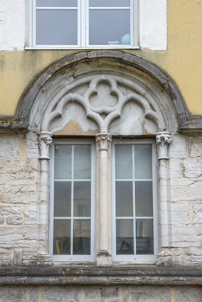 Façade nord. Détail de la fenêtre gauche. © Région Bourgogne-Franche-Comté, Inventaire du patrimoine Façade nord. Détail de la fenêtre gauche. © Région Bourgogne-Franche-Comté, Inventaire du patrimoine