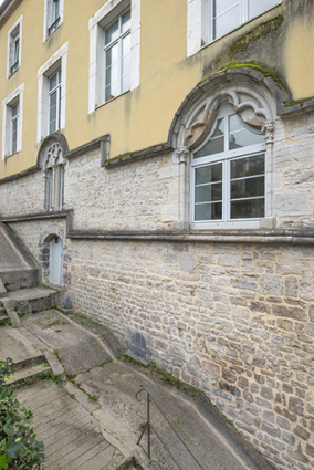 Partie basse de la façade nord, vue de trois quarts droite. © Région Bourgogne-Franche-Comté, Inventaire du patrimoine