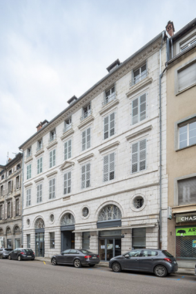 Façade antérieure vue de trois quarts droite. © Région Bourgogne-Franche-Comté, Inventaire du patrimoine Façade antérieure vue de trois quarts droite. © Région Bourgogne-Franche-Comté, Inventaire du patrimoine