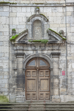 Façade nord. Porte centrale. © Région Bourgogne-Franche-Comté, Inventaire du patrimoine Façade nord. Porte centrale. © Région Bourgogne-Franche-Comté, Inventaire du patrimoine