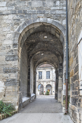 Aile sud. Passage couvert donnant sur la rue de la Tour de Flore. © Région Bourgogne-Franche-Comté, Inventaire du patrimoine