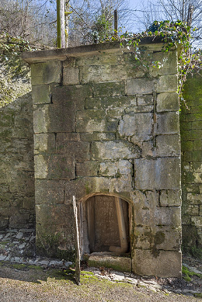 Escalier de Saint-Anatoile. Vue rapprochée du captage. © Région Bourgogne-Franche-Comté, Inventaire du patrimoine