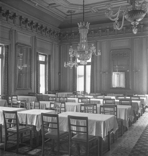 La salle de restaurant, s.d. [vers 1950]. © Région Bourgogne-Franche-Comté, Inventaire du patrimoine