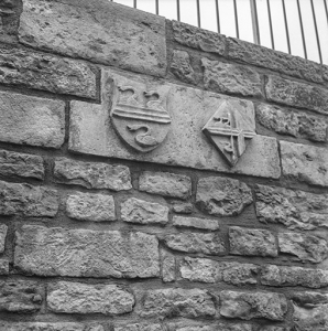 Blasons sculptés insérés dans la maçonnerie du mur (escalier de la cour), s.d. [vers 1960]. © Région Bourgogne-Franche-Comté, Inventaire du patrimoine