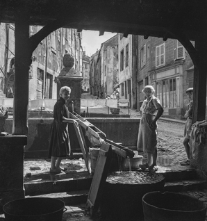 Scène de lessive au lavoir, s.d. [années 1960 ?].  © Région Bourgogne-Franche-Comté, Inventaire du patrimoine