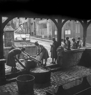 Scène de lessive au lavoir, s.d. [années 1960 ?].  © Région Bourgogne-Franche-Comté, Inventaire du patrimoine