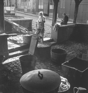 Scène de lessive au lavoir, s.d. [années 1960 ?].  © Région Bourgogne-Franche-Comté, Inventaire du patrimoine